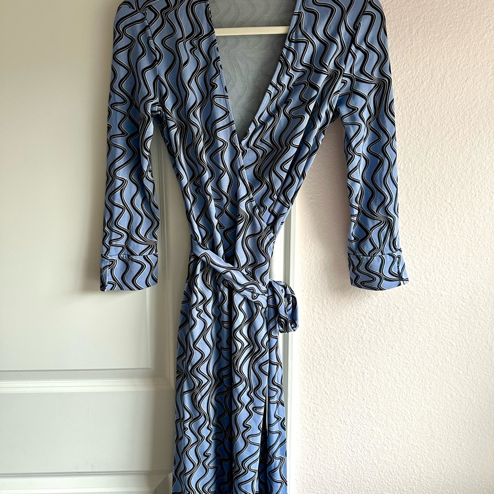 Diane Von Furstenberg Wavy Patterned Wrap Dress